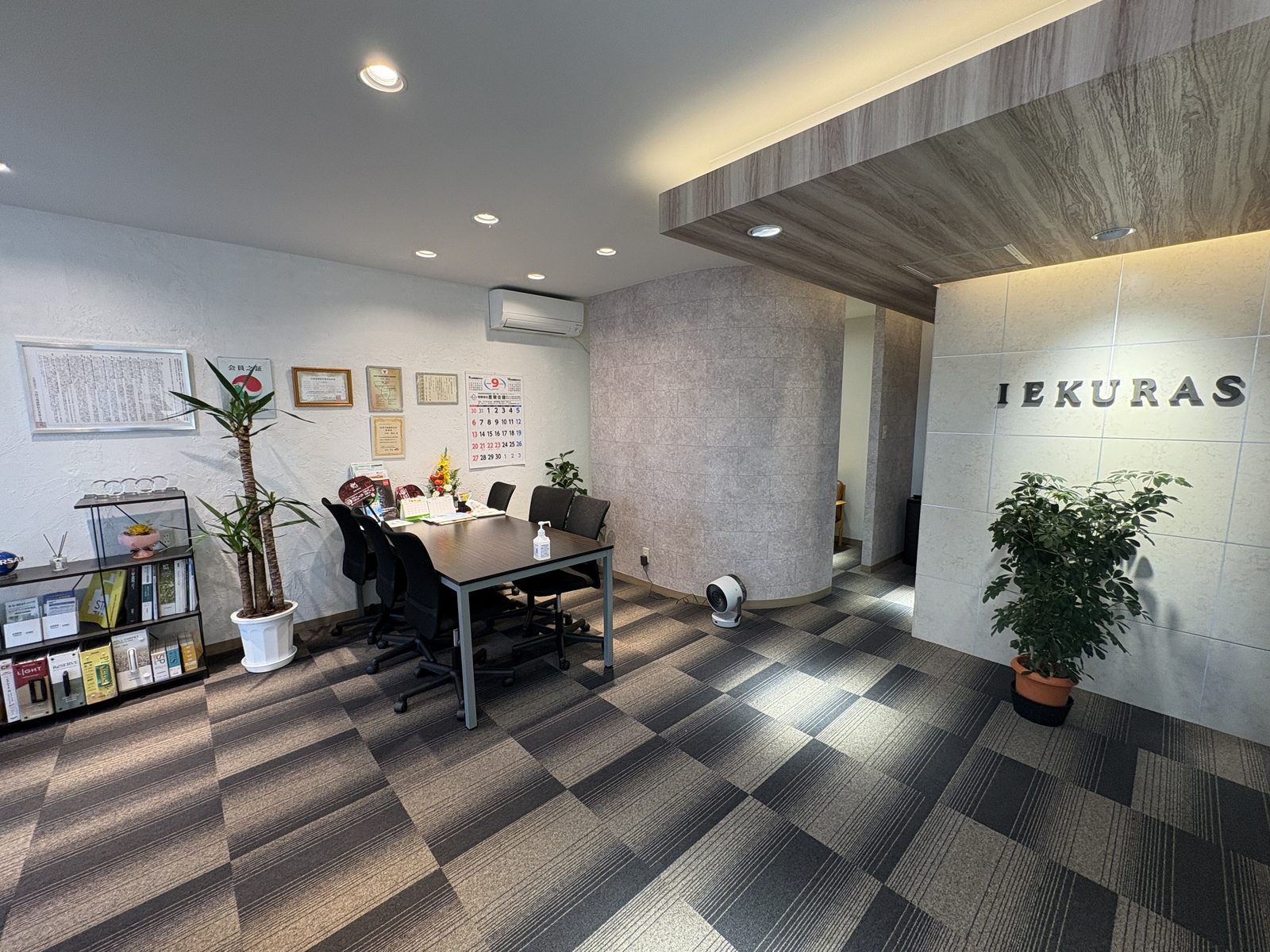 IEKURAS（ジェネシスクラス株式会社）の店内。1階の商談スペース